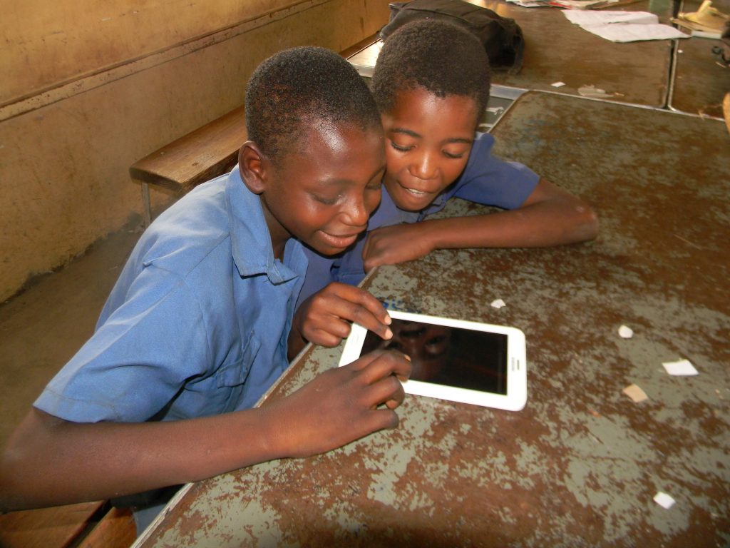 ARE YOU PANICKING ABOUT YOUR CHILD-PHONE RELATIONSHIP? HERE’S A RESEARCH THAT CAN HELP YOU