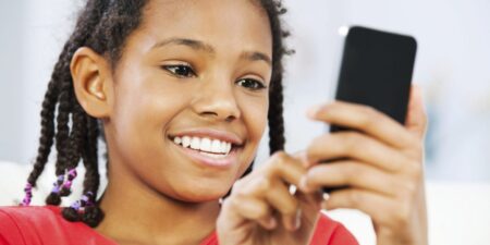 ARE YOU PANICKING ABOUT YOUR CHILD-PHONE RELATIONSHIP? HERE’S A RESEARCH THAT CAN HELP YOU