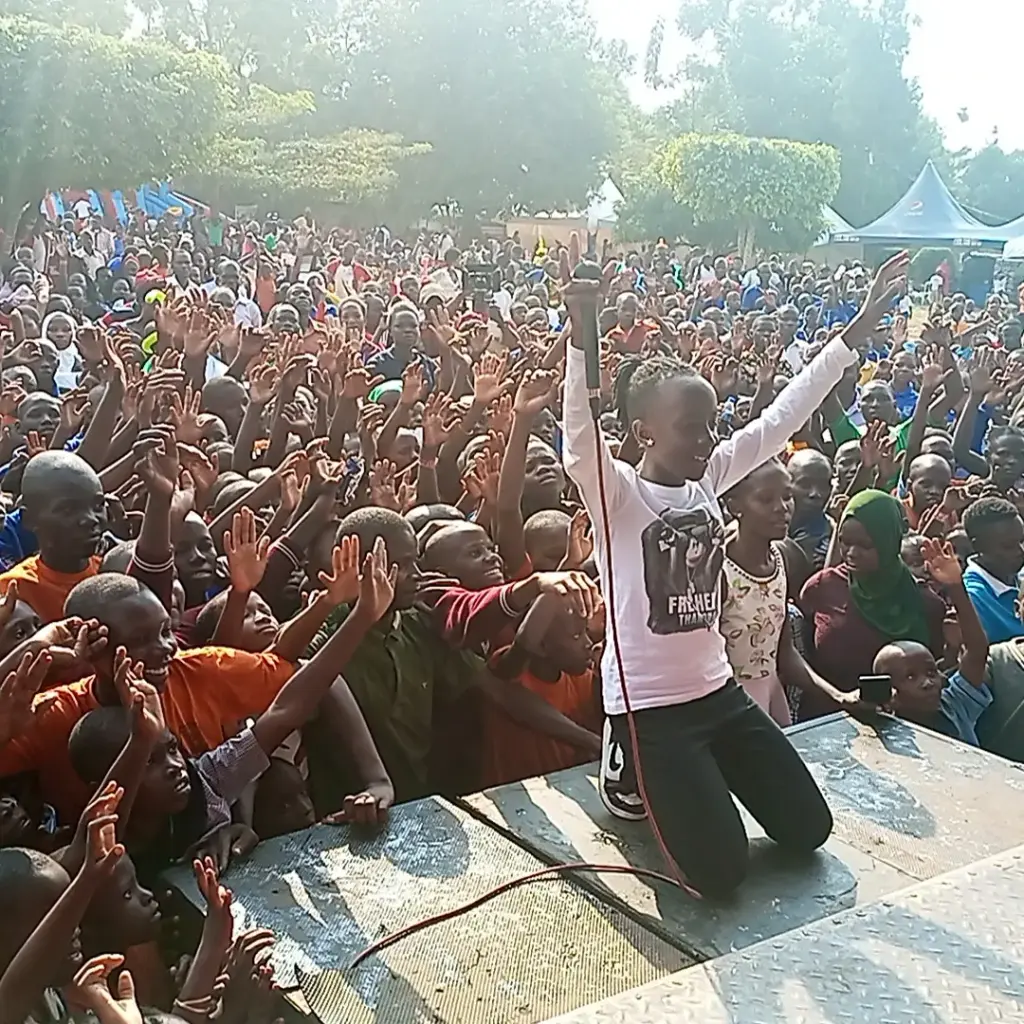 Felister Di Superstar on stage