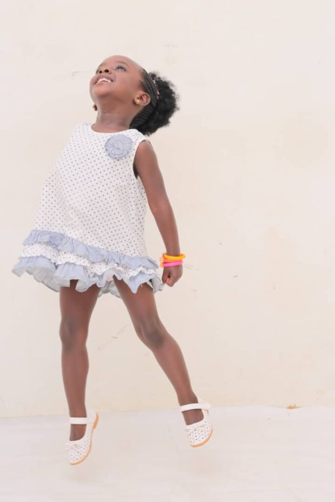 Tashan Brianah poses looking up