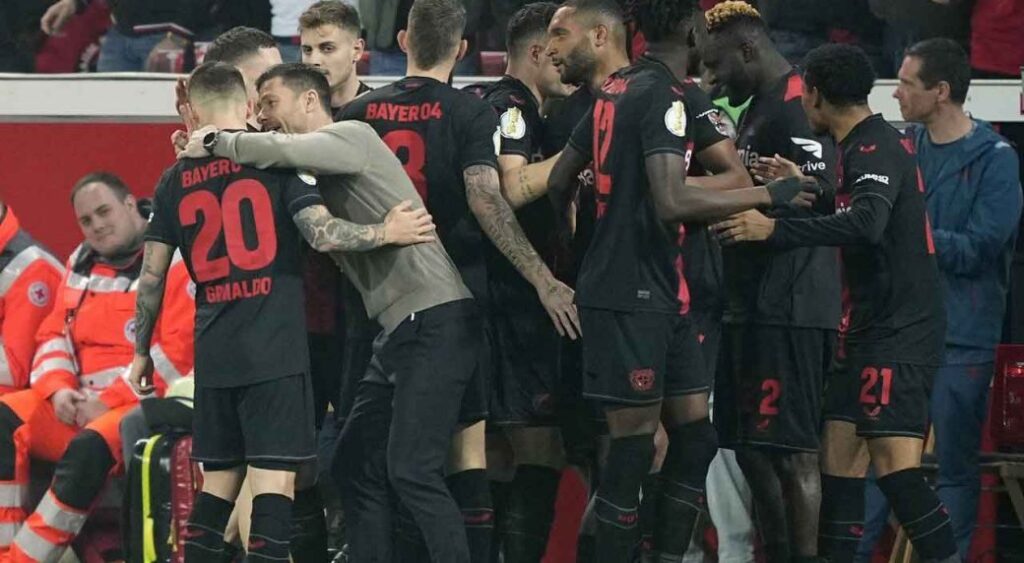 Bayer Leverkusen players with Xabi Alonso