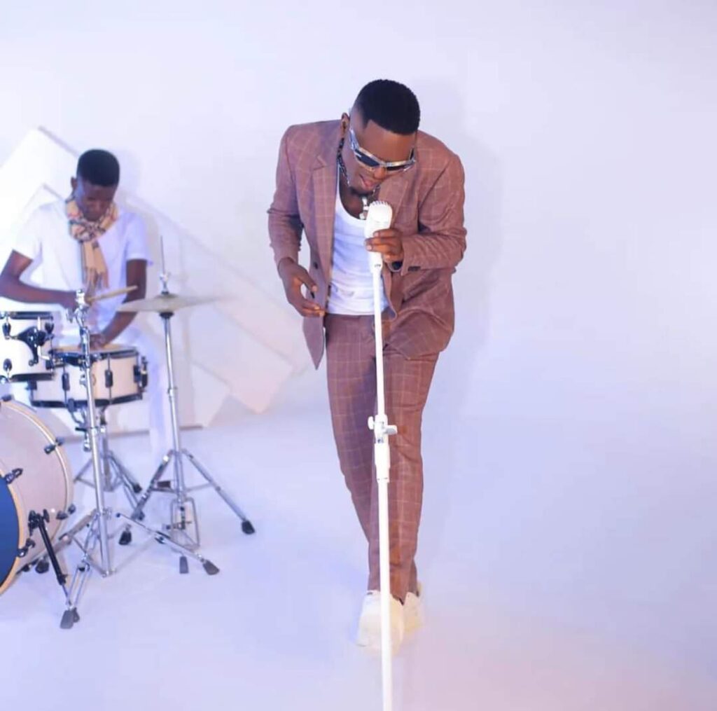 Weasel Manizo performing