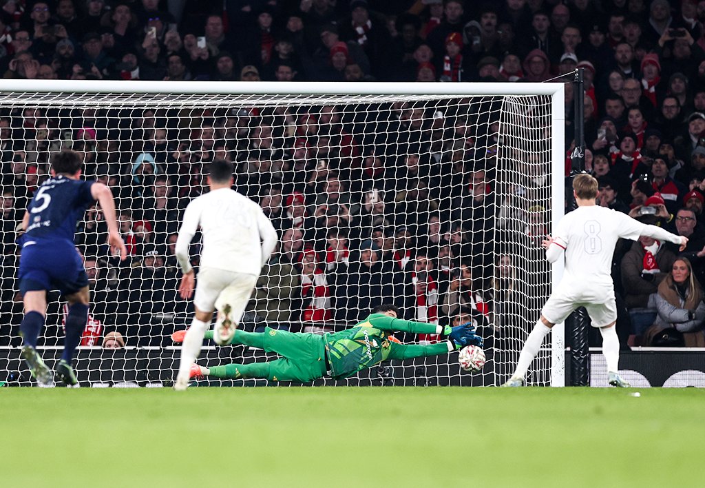 Altay Bayındır saving a penalty shot from Kai Havertz in Fa Cup