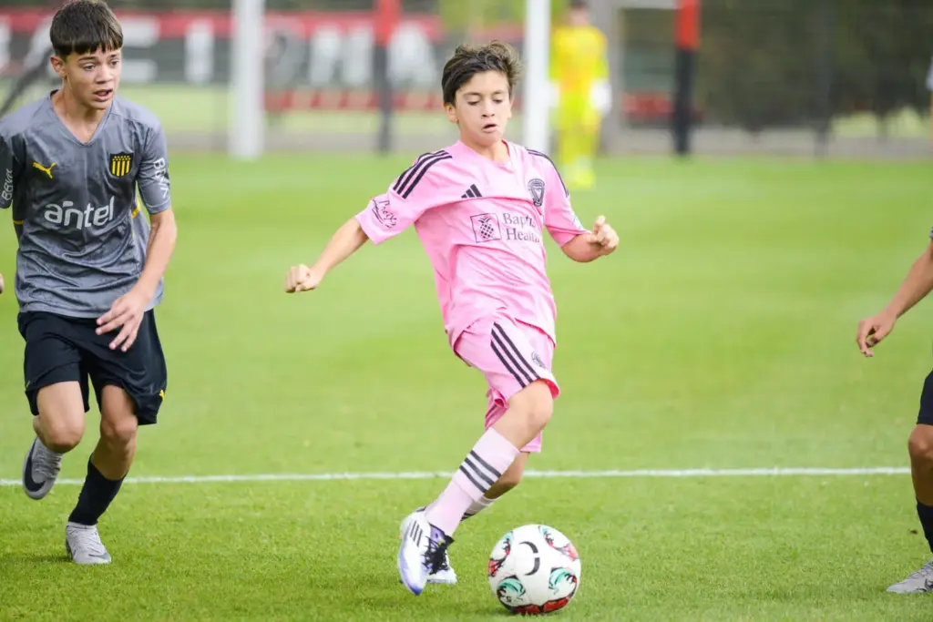 Thiago Messi dribbling