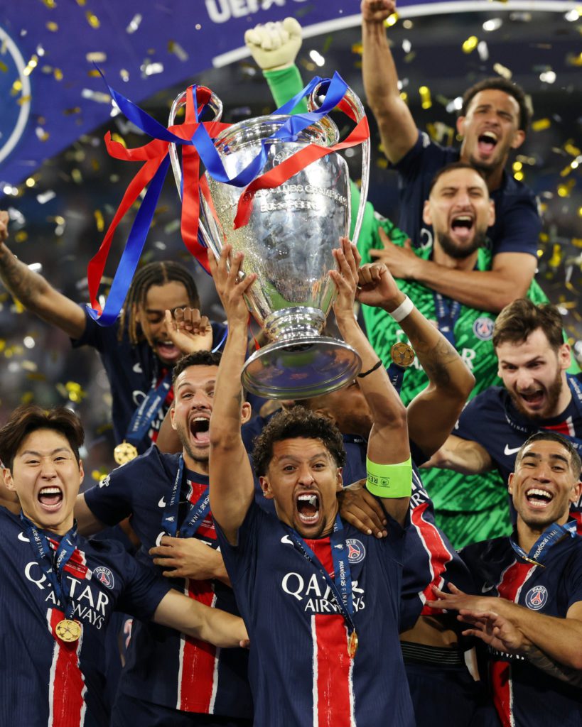 PSG players celebrating with the trophy