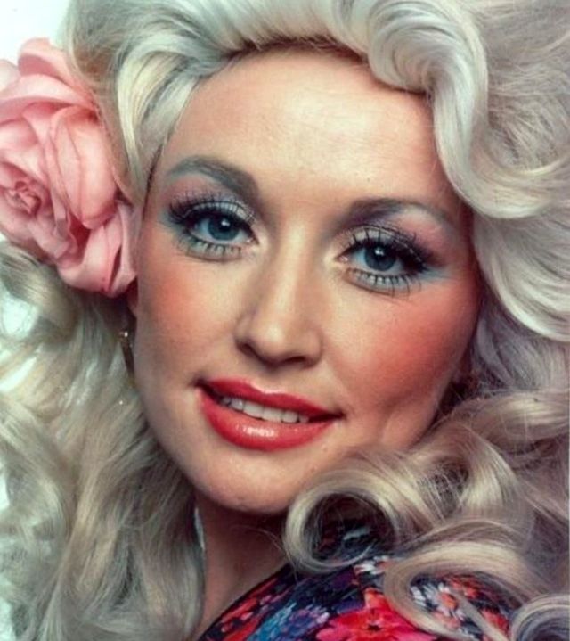 How Dolly Parton (1946–2026) wore a lovely coat of many colors 1 How Dolly Parton (1946–2026) wore a lovely coat of many colors