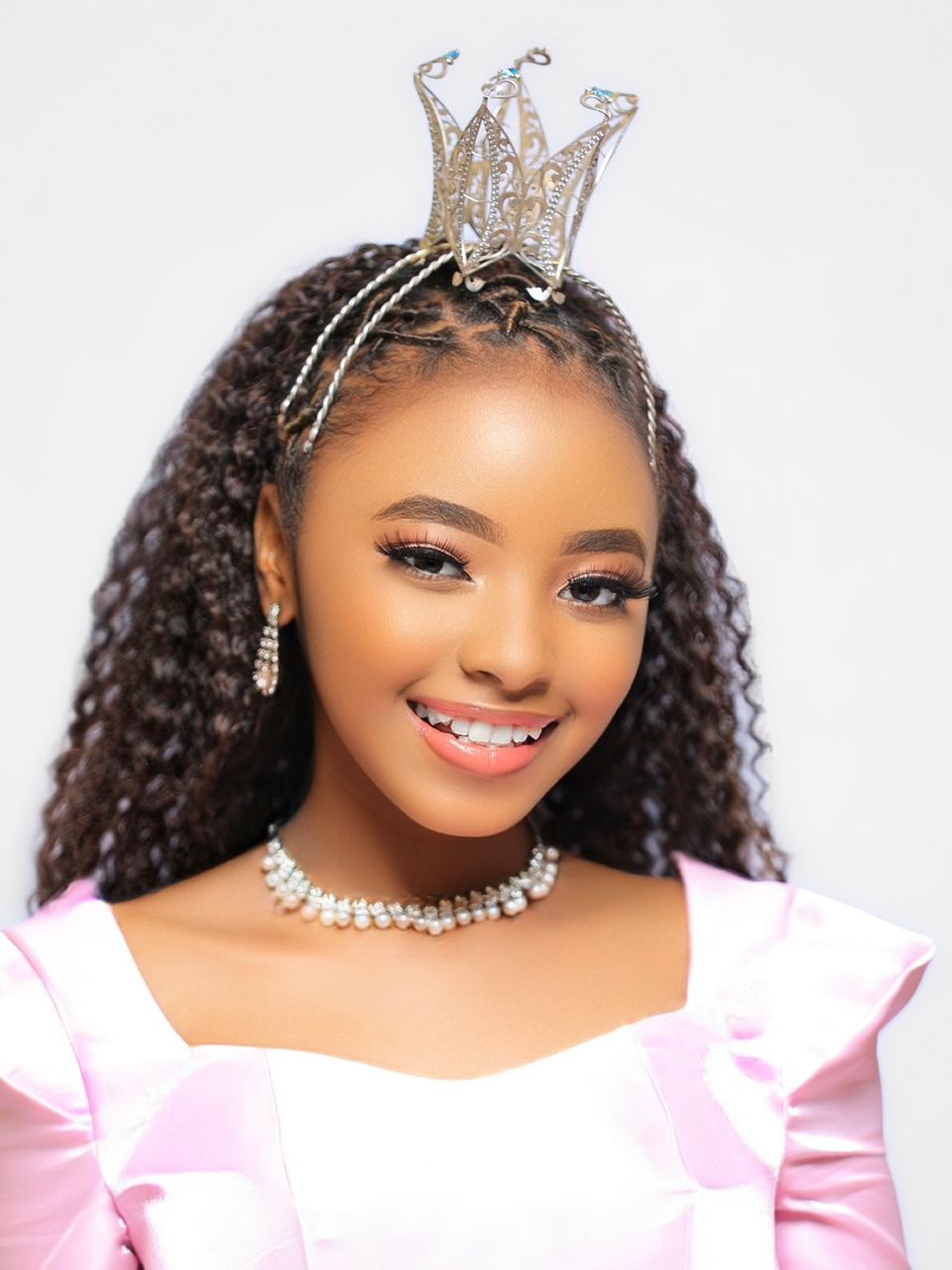 Favour Murungi Wins 2 Big crowns at Queens Affairs Awards 17 Favour Murungi Wins 2 Big crowns at Queens Affairs Awards